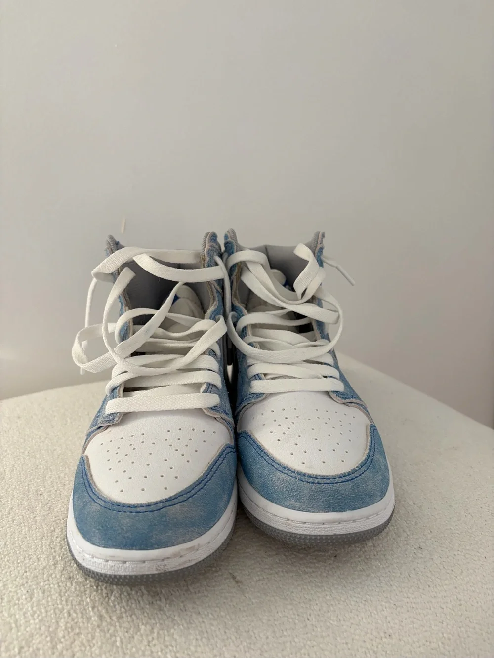 Nike Air Jordan 1 High in Blue, White, Gray